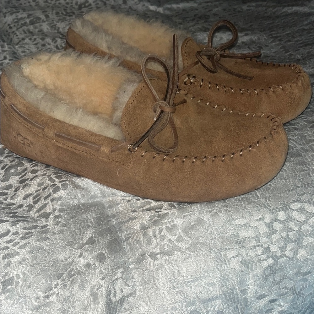 UGG OLSEN Moccasins size 4 worn once
Mint Condition